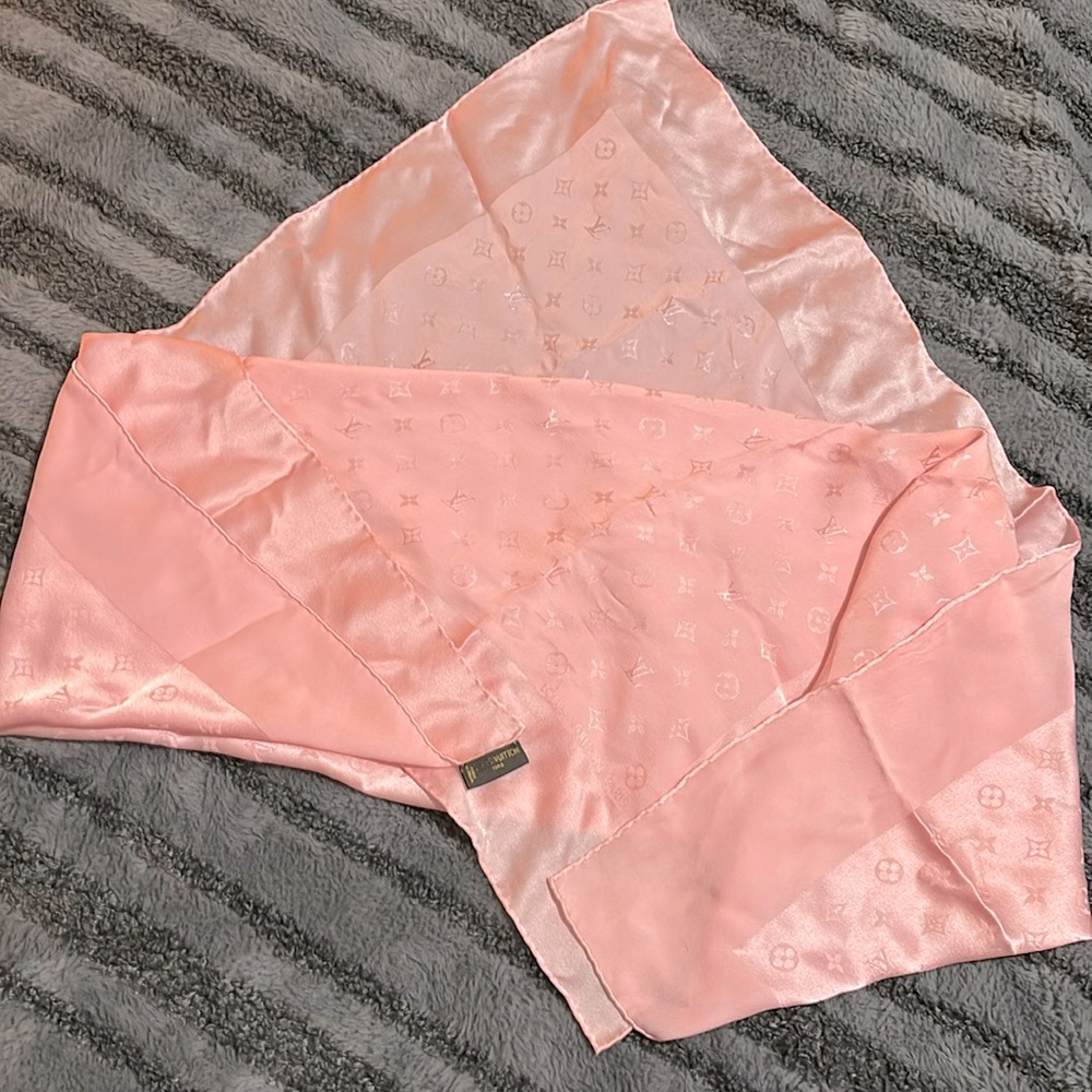 Louis Vuitton silk scarf monogram, pink without the original box 402336